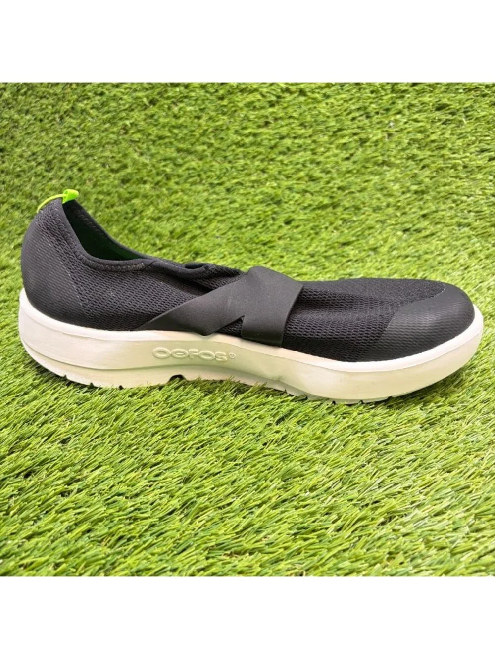 OOFOS OOmg Low Mens Size 11 Black White Casual Walking Slip On Recovery Shoes